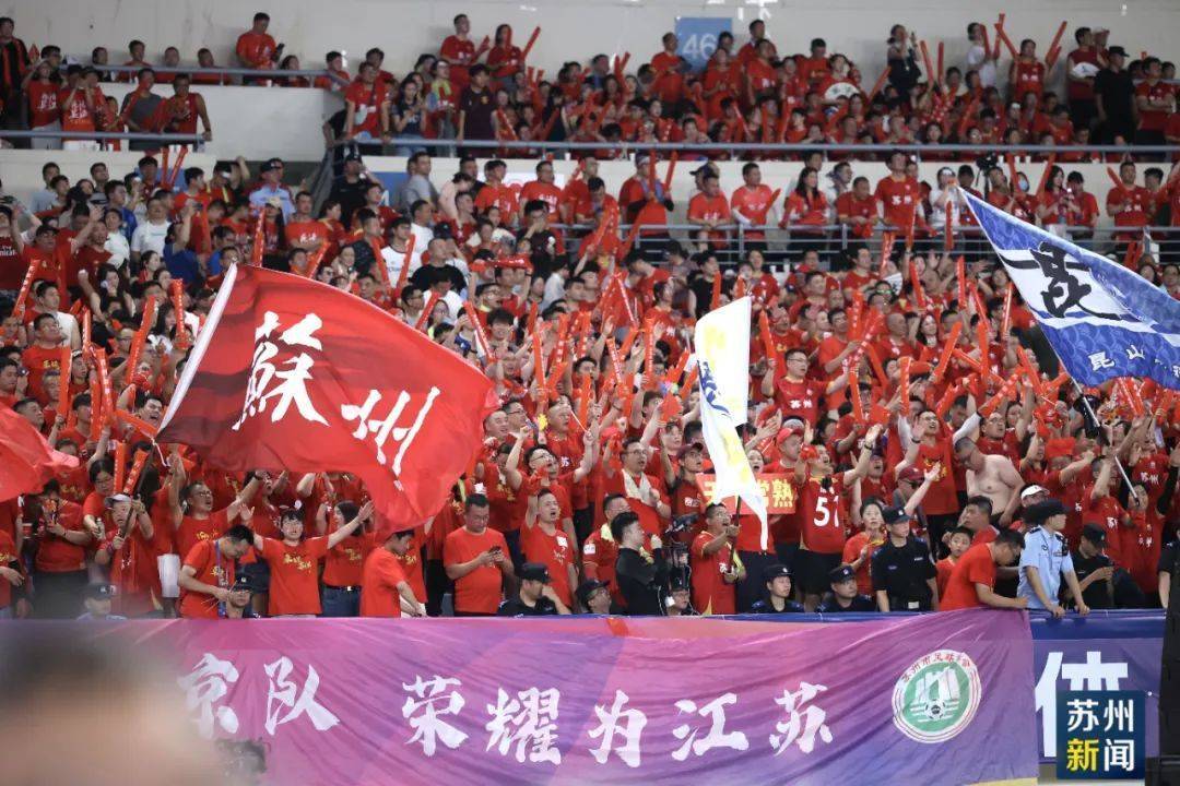 678体育-赛场上拼杀战斗，队伍们互不示弱争先
