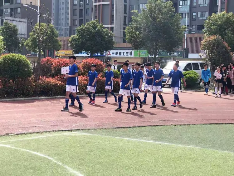 赛场上拼杀战斗，队伍们互不示弱争先